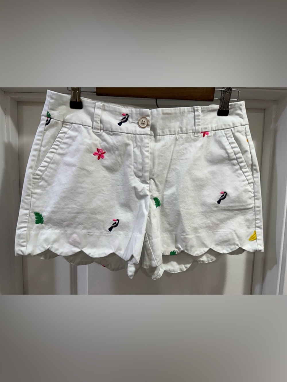 crown & ivy  Shelby White Scalloped Hem Embroidered Tropical Size 4 Shorts